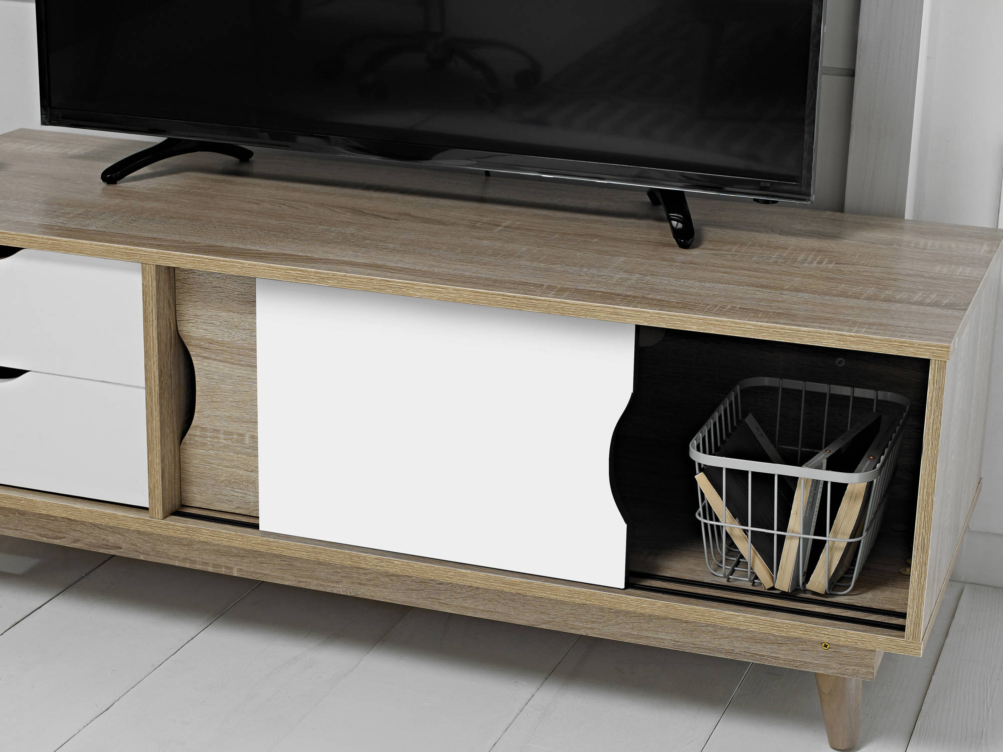 Svalbard TV Unit in White - Ezzo